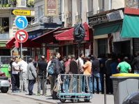 Cuma Namazı Kılmak İçin Sırada Bekliyorlar