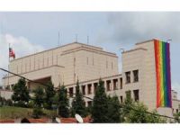 Sapkın LGBTİ'nin Bayrağı ABD Konsolosluğunda Sallanıyor