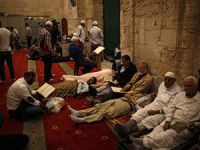 Mescid-i Aksa'da Yüzlerce Kişi İtikafa Girdi