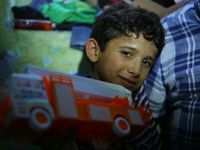 Mendil Satan Suriyeli Çocuğa Davutoğlu'ndan Selâm
