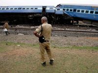 Hindistan'da Yolcu Trenleri Raydan Çıktı: 24 Ölü