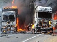 Ağrı'da PKK'lılar 5 Tırı Ateşe Verdi