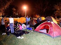 Mülteciler Geceyi Er Meydanı'nda Geçirdi