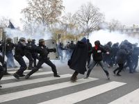 Paris'te Protestoculara Biber Gazlı Polis Müdahalesi