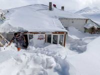 Evlerine Pencereden Giriyorlar