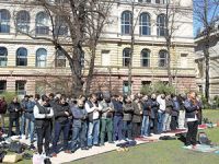 Berlin Teknik Üniversitesi'nde Mescid Kapatıldı: Cuma Namazı Bahçede Kılınıyor!