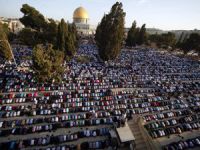 Siyonistler, Namaz Kıldıkları Gerekçesiyle Filistinlileri Gözaltına Aldı