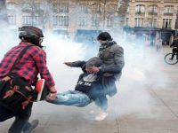 Paris’te Polis Kadın Eylemciyi Tekmeledi