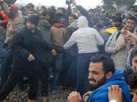 Midilli'de Göçmenler ve Polis Arasında Çatışma Çıktı