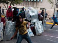 Venezuela'da Göstericilerle Polis Çatıştı