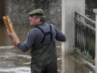 Fransa'da Binlerce Kişi Evlerinden Tahliye Edildi
