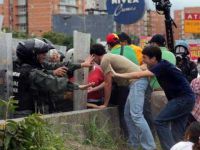 Venezuela’da Referandum İsteyen Muhaliflere Saldırı