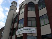 Londra'da Bir Câmîye Çürümüş Domuz Eti Atıldı!