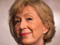 İngiltere'de Andrea Leadsom Yarıştan Çekildi
