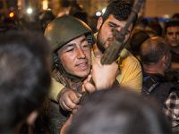 Taksim Anıtı'nda Bekleyen Askerler Gözaltına Alındı (FOTO)
