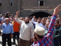 Camide Provokatörlük Yapan PKK'lıya Cemaatin Tepkisi
