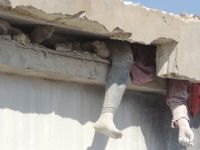 Bombardıman Sonucu Enkazın Altında Kalan Suriyeli Bir Kadın (VİDEO)