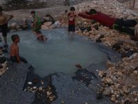 Bombaların Açtığı Çukuru Havuz Yaptılar! (FOTO)