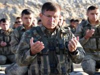 Sözcü Yazarı Askerlerin Namaz Kılmasından Rahatsız Oldu