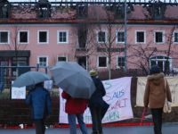 Neo-Naziler Mültecilere Saldırdı!