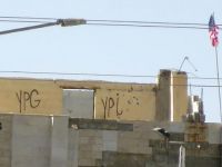 PKK/PYD Halen Ortağı ABD’nin Bayraklarını Dalgalandırıyor