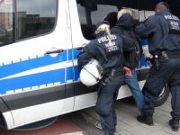 Almanya'da Başörtülü Kadınlara Saldırı