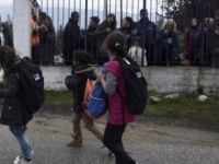 Yunanistan'da Mülteci Çocuklara Karşı Utanç Verici Kare