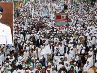 Endonezya’da Binlerce Müslüman Sokaklara Döküldü!