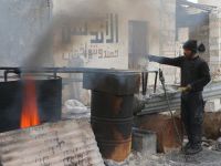 Kuşatma Altındaki Halep'te "İlkel Yöntemlerle" Yakıt Üretiliyor