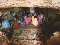 Suriye’de Bombardımanlara Rağmen Yer Altında Eğitim!