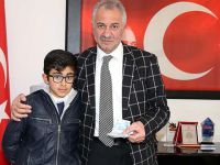 Bursunu Haleplilere Bağışladı