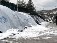 Yunanistan’da Mülteciler Savaş Gemisine Taşındı