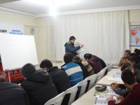 Amasya Özgür-Der’de Suriyeliler Türkçe, Türkiyeliler Arapça Öğreniyor