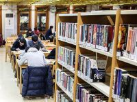 Gecenin Sessizliğinde Ders Çalışıp Kitap Okuyorlar