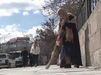 Ankara Sokaklarındaki Fuhuş Kartlarına Süpürgeli Tepki!