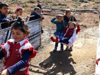 Çocukluklarını Eski Kamyonet Kasasında Geçiriyorlar