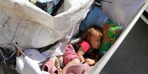 Minik Sıla Çöp Arabasında Büyüyor!