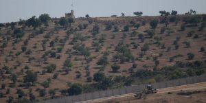 Sınır Hattındaki Rusya ve Esed Bayrakları Yerini Koruyor!