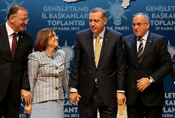 ak_parti_fatma-sahin-erdogan-el-ele.jpg