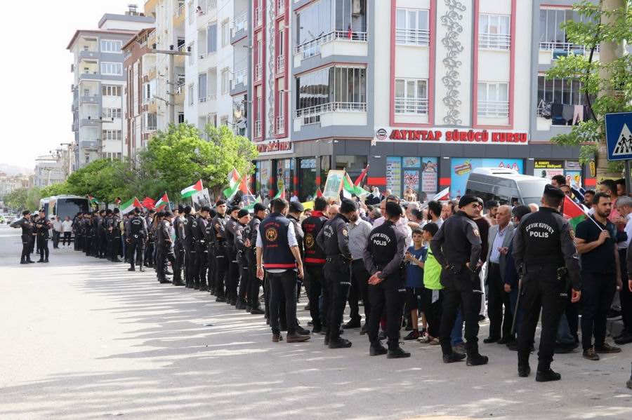 almanya-cumhurbaskani-steinmeier-isgalcilere-destekleri-nedeniyle-gaziantepte-protesto-edildi-70b8c3db.jpg