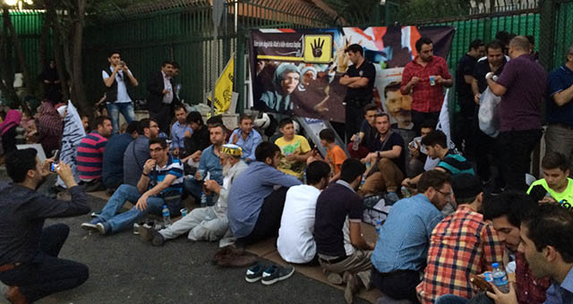 ankara-misir-buyukelciligi-darbenin-yildonumunde-protesto-03.jpg ankara-misir-buyukelciligi-darbenin-yildonumunde-protesto-03.jpg