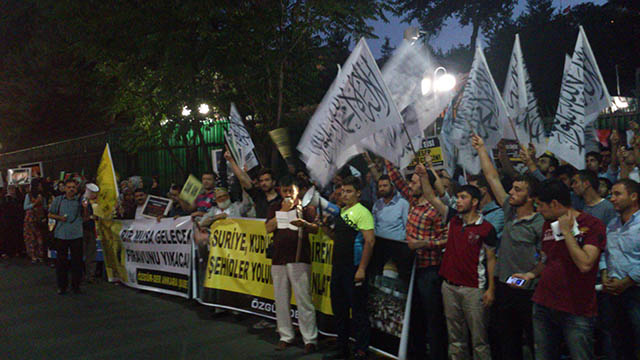 ankara-misir-buyukelciligi-darbenin-yildonumunde-protesto-05.jpg ankara-misir-buyukelciligi-darbenin-yildonumunde-protesto-05.jpg