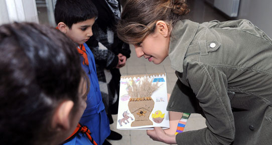 asma-al-assad-esma-esed-okul-ziyareti01.jpeg