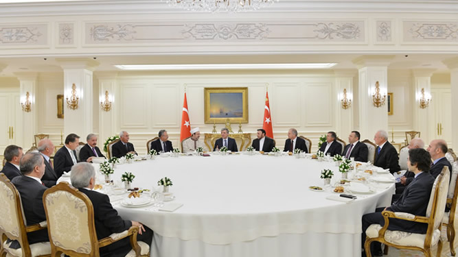 cumhurbaskanligi-kosku-muharrem-iftar-yemegi-selahattin-ozgunduz-caferiler-aleviler2.jpg