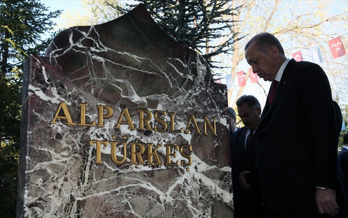 erdogan_alparslan_turkesin_mezarini_ziyaret_etti_2.jpg