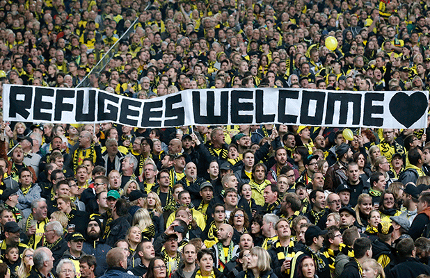 germany-fans-refugees-welcome-1.gif