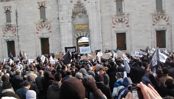 hizb-ut-tahrir_protesto_beyazit04.jpg