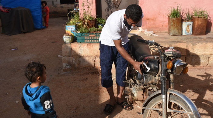 idlib_tek_koluyla_motor_tamir_edip_gecimini_sagliyor_2.jpg