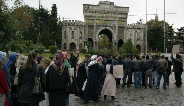 istanbul-universitesi-iu_suriye_bizim-cocuklar_sergi-protesto04.jpg