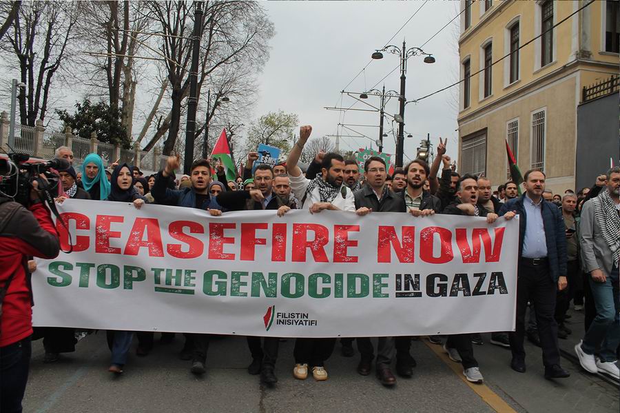 istanbulda-binlerce-kisi-gazze-icin-yurudu-1.jpg